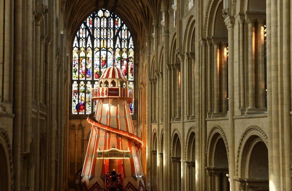 У Британії у вигадливий спосіб заманюють молодь до церкви: яскраві фото