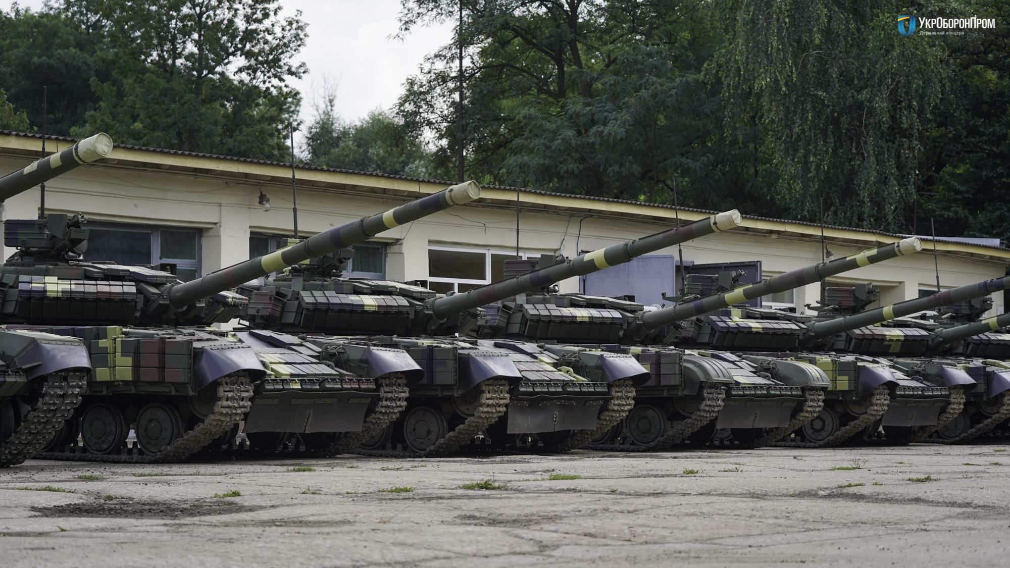 Львівський бронетанковий завод серійно модернізовуватиме танки Т-64: потужні фото та відео