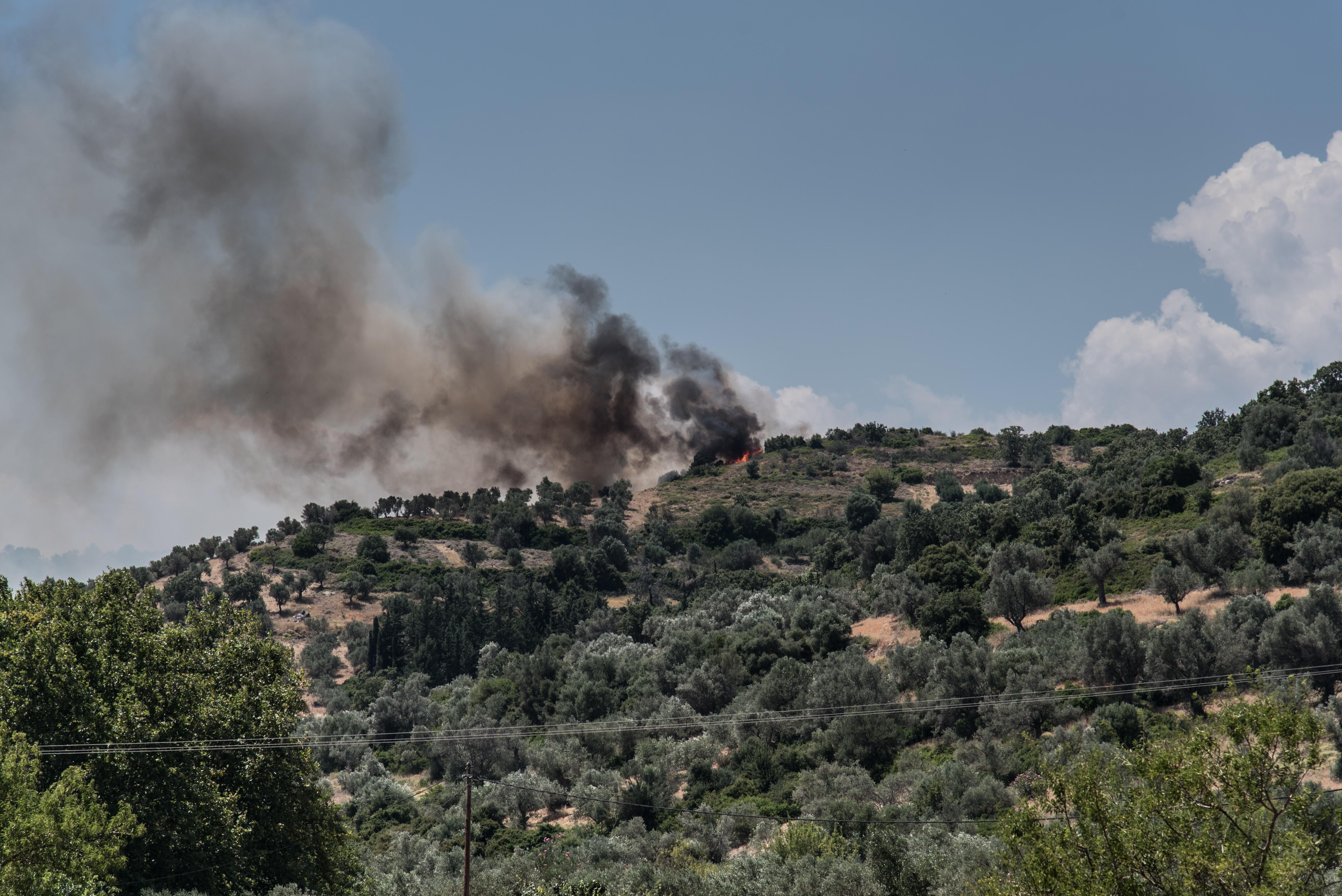 Масштабные пожары в Греции: горит остров неподалеку Афин, украинский МИД предостерегает туристов