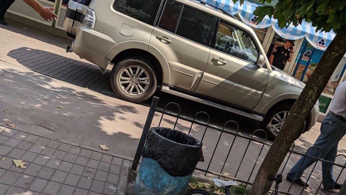 У Києві розлючений батько понівечив позашляховик, який зачепив його дитину 