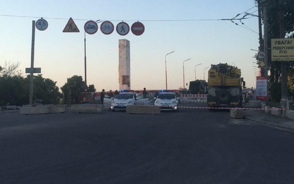 В Днепре на Центральном мосту разместили баннер "Боря, уходи!"