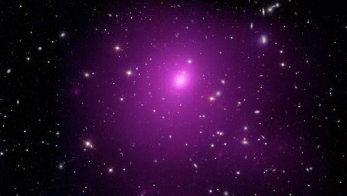 Обнаружили рекордно большую черную дыру Обнаружили рекордно большую черную дыру