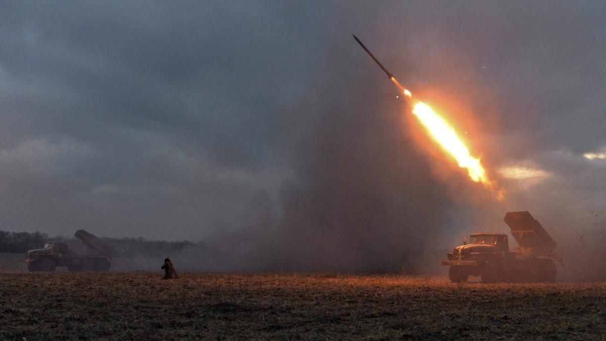 Безліч танків і "Градів": бойовики продовжують стягувати важке озброєння на небезпечну відстань Безліч танків і "Градів": бойовики продовжують стягувати важке озброєння на небезпечну відстань