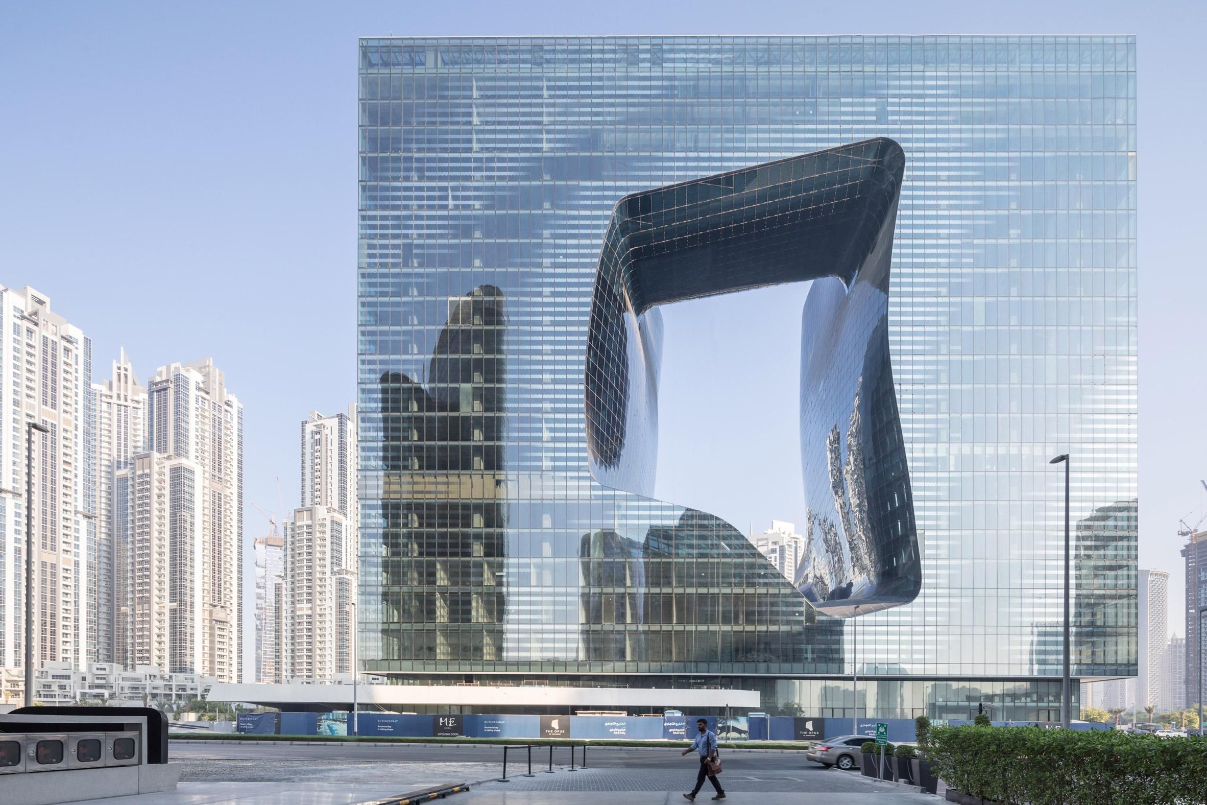 Куб с дыркой: отель по проекту легендарной Захи Хадид открывают в Дубае – фото