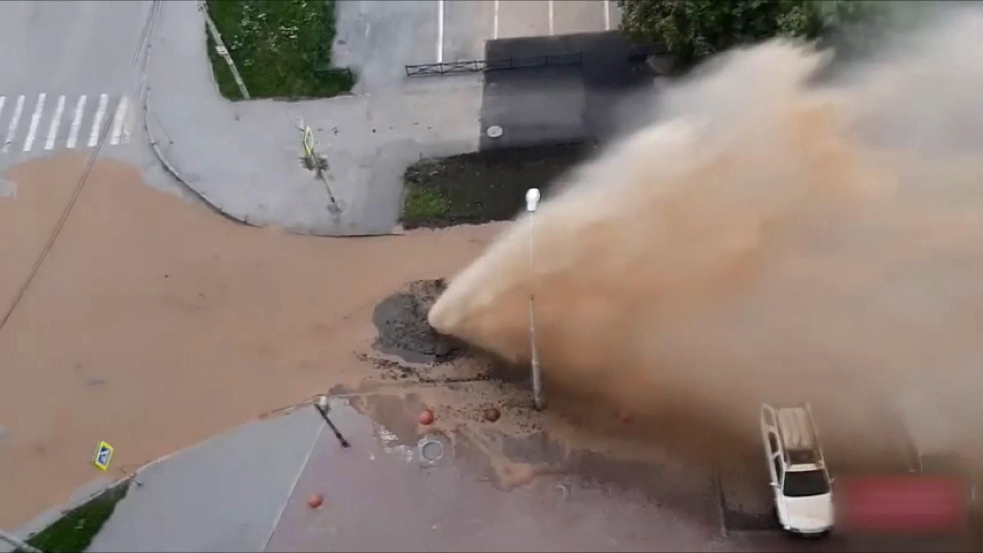 Канализационный фонтан залил российский Екатеринбург: шокирующее видео Канализационный фонтан залил российский Екатеринбург: шокирующее видео