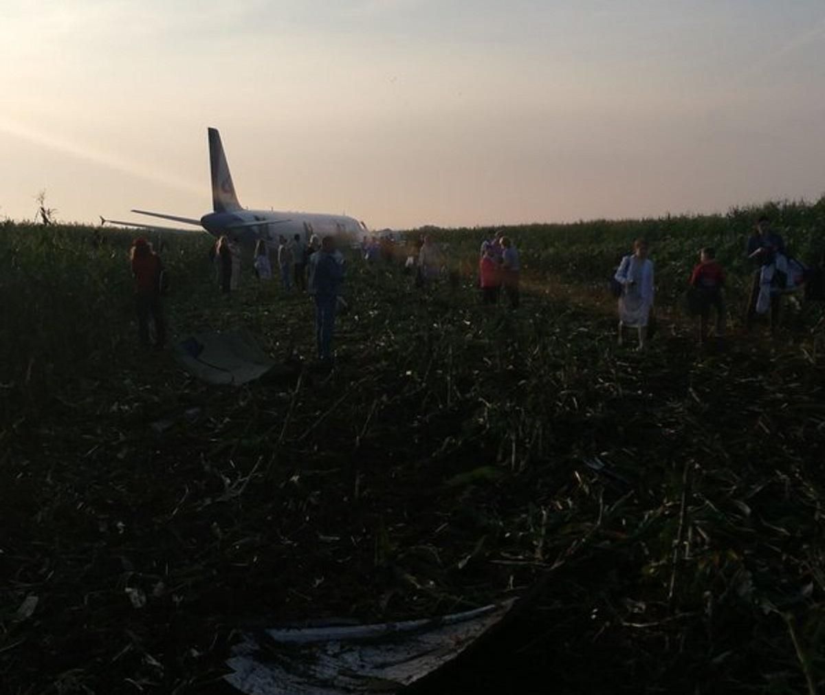 Двигун відразу працював з перебоями: відео жорсткої посадки пасажирського літака в Росії