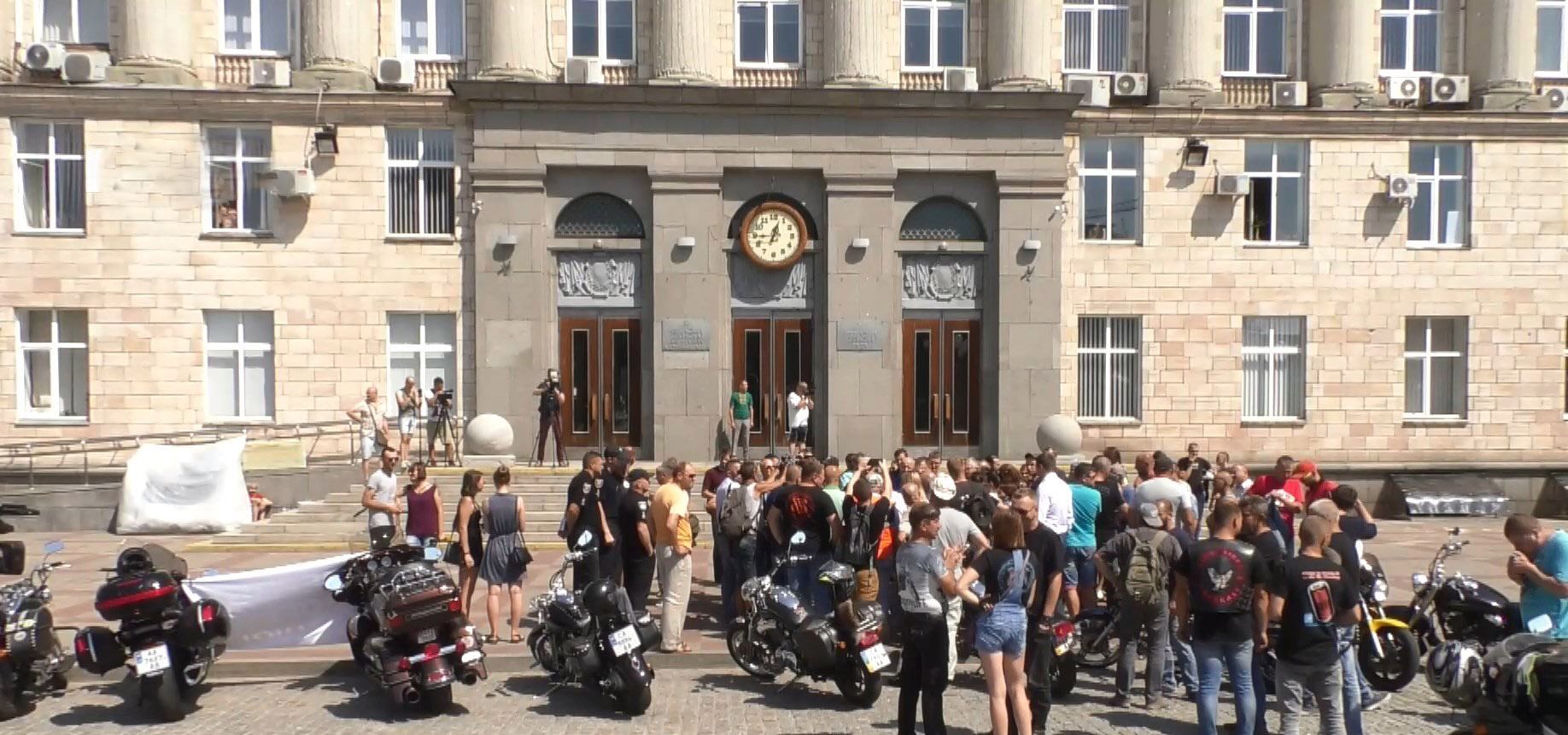 Байкери пікетували Черкаську ОДА через смерть друга: фото, відео Байкери пікетували Черкаську ОДА через смерть друга: фото, відео