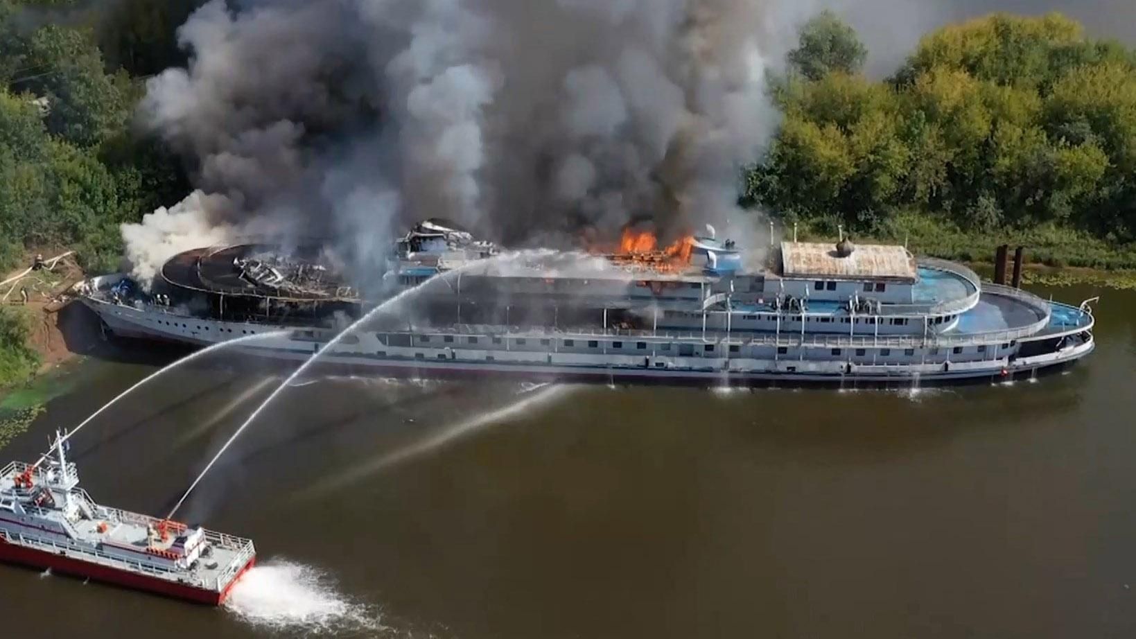 В России дотла сгорел пассажирский теплоход: фото, видео В России дотла сгорел пассажирский теплоход: фото, видео
