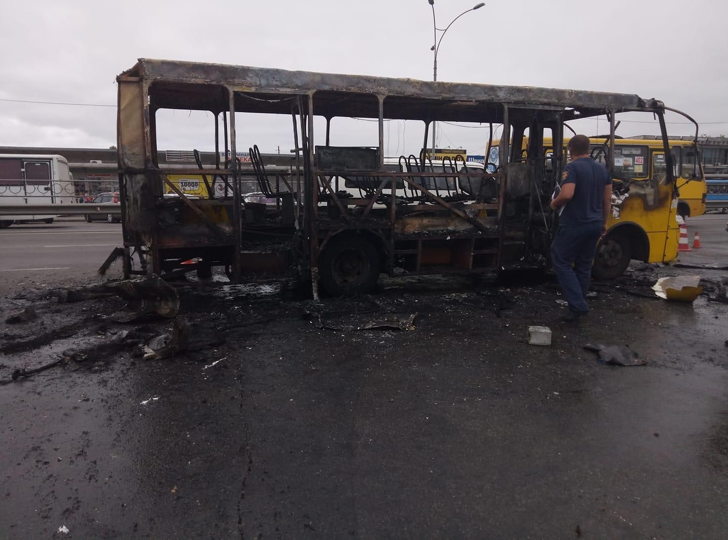У Києві вибухнула і згоріла маршрутка: фото, відео з місця події
