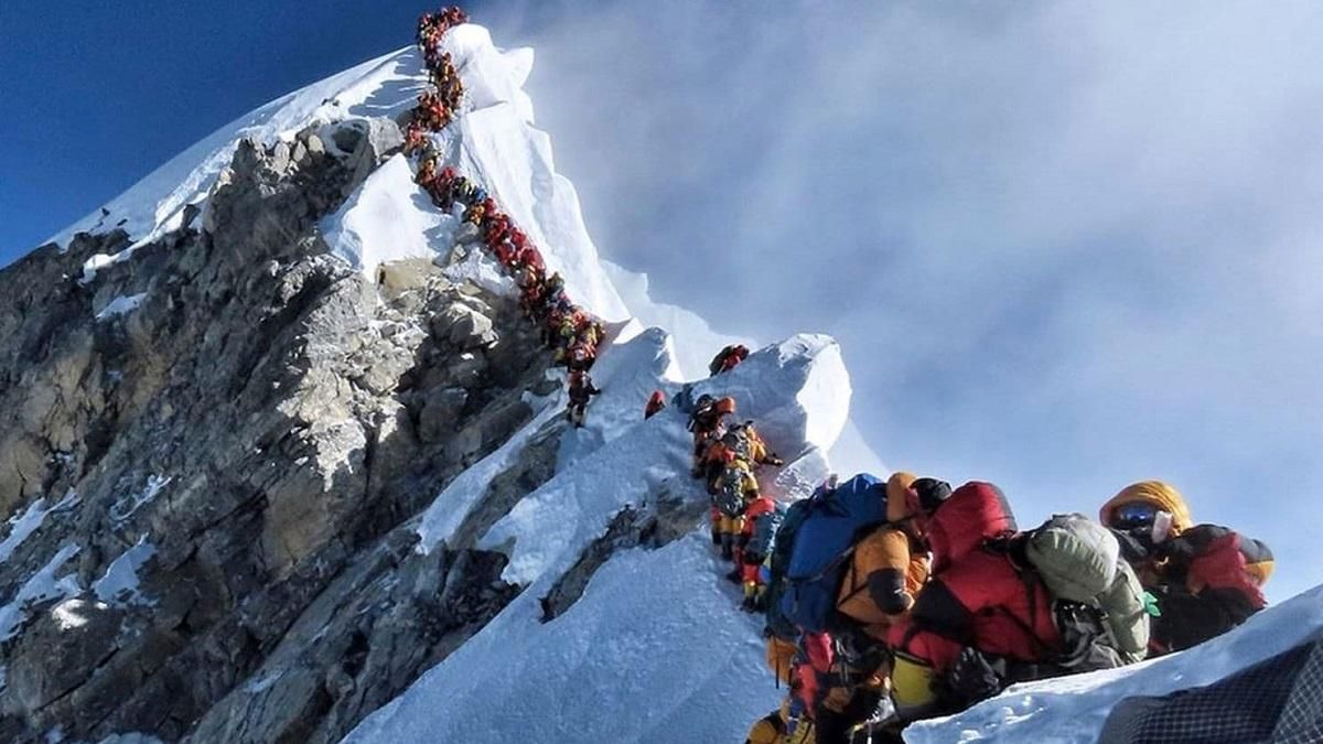 Підйом на Еверест стане ще складнішим: влада Непалу посилила правила сходження на верхівку