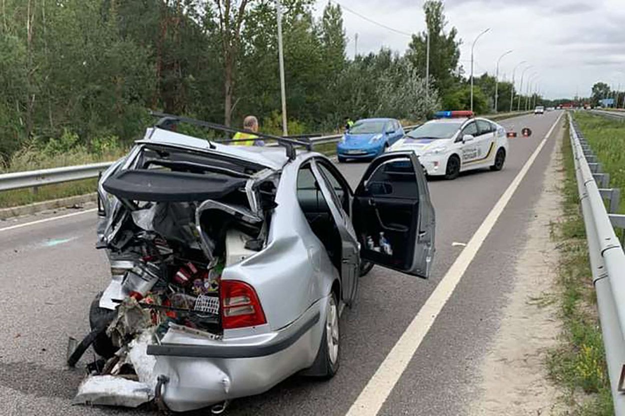 Фургон хлібзаводу спричинив страшну ДТП у Києві, є жертва: фото та відео