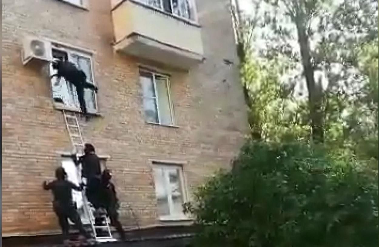 Силовики РФ сконфузились під час штурму квартири: курйозне відео
