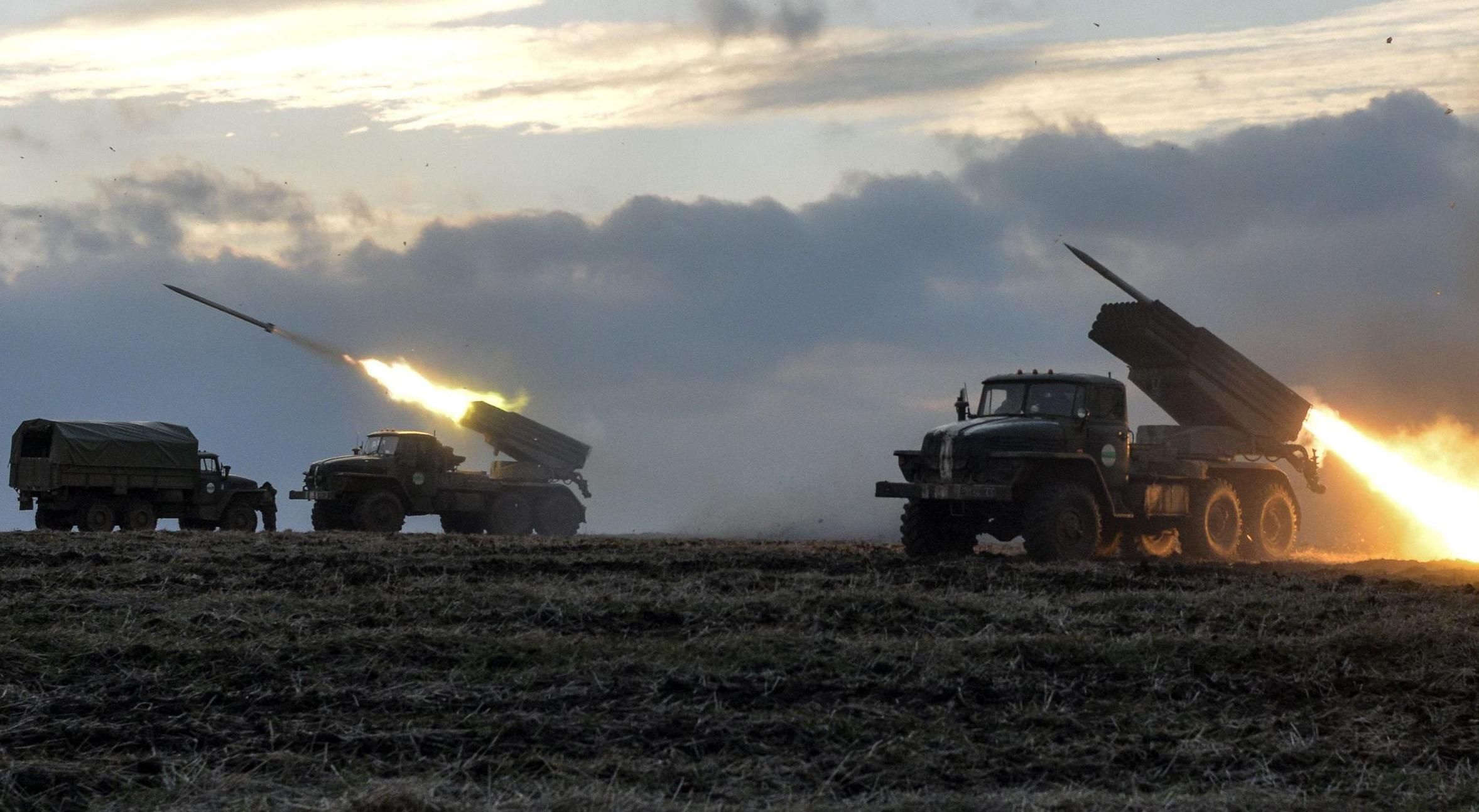 "Гради" і танки: де на Донбасі бойовики тримають важке озброєння "Гради" і танки: де на Донбасі бойовики тримають важке озброєння