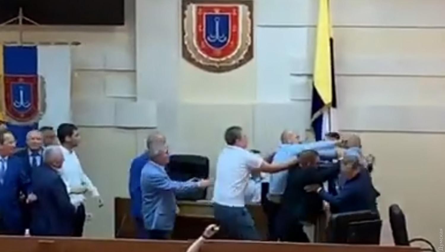 Депутаты устроили драку на сессии Одесского облсовета: видео