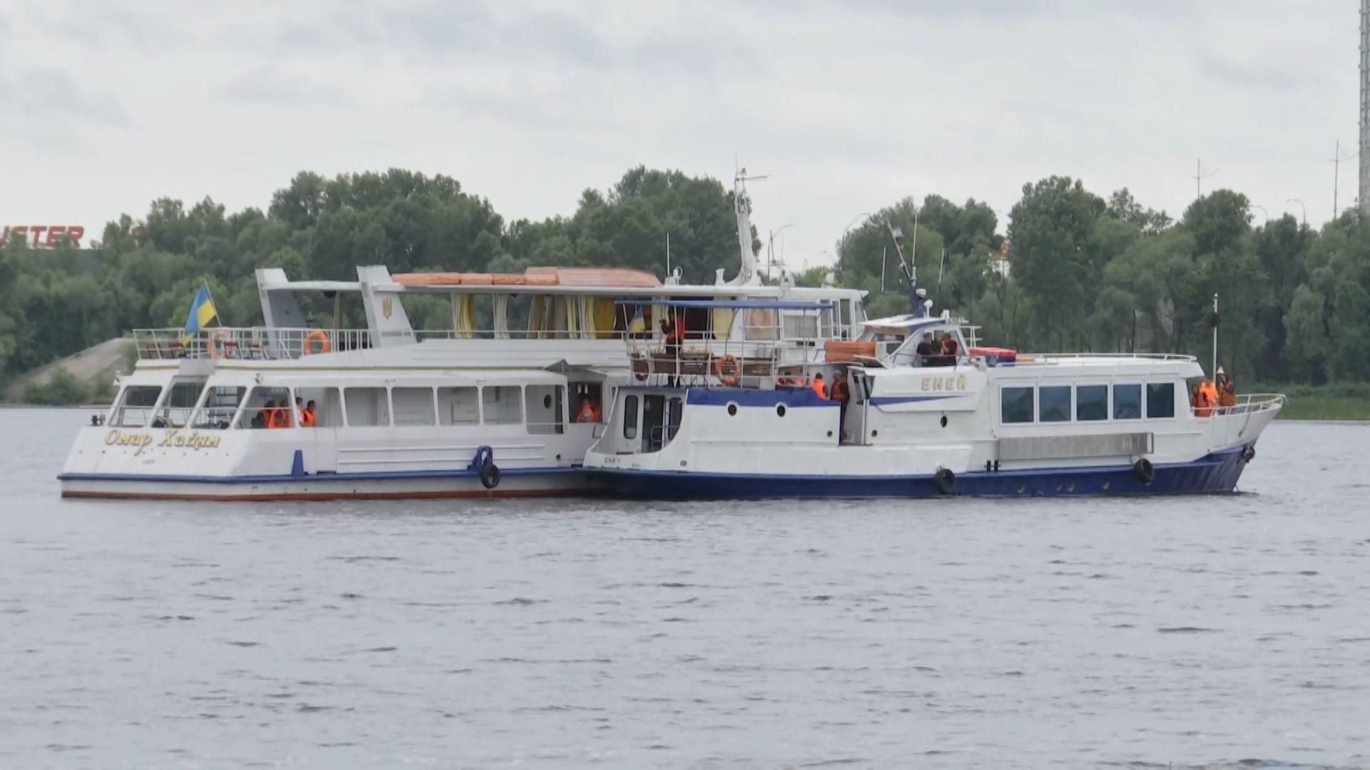 У Києві на навчаннях рятували постраждалих під час зіткнення двох кораблів У Києві на навчаннях рятували постраждалих під час зіткнення двох кораблів