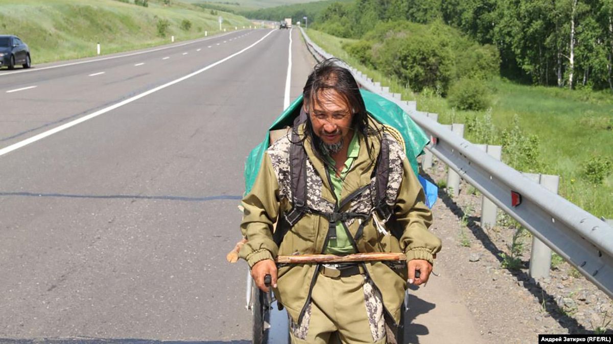 Шаман сын кипелова. Шаман Габышев поход на Москву. Николай Алексеевич Габышев. Шаман против Путина. Габышев Мем.