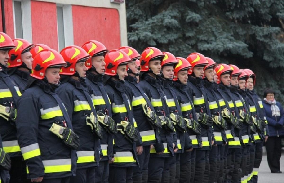 У Дніпрі під час пожежі у будівлі обвалився дах: постраждали 3 рятувальників – фото У Дніпрі під час пожежі у будівлі обвалився дах: постраждали 3 рятувальників – фото