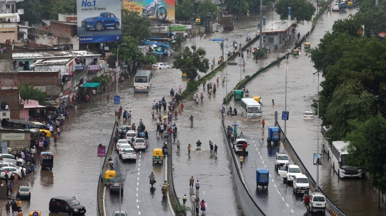 Страшные наводнения унесли жизни более тысячи человек в Индии: фото и видео