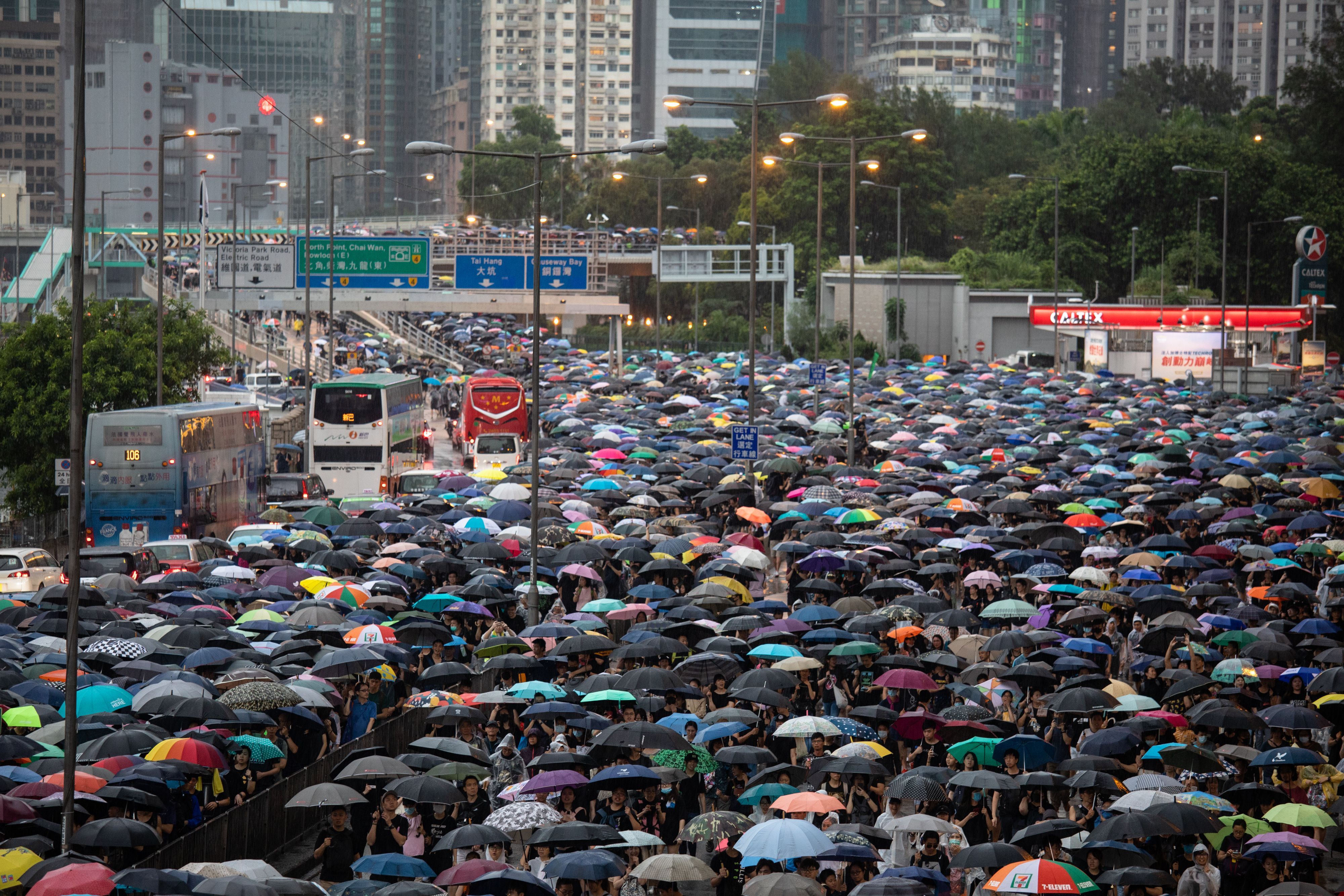 У Гонконгу зірвали китайський прапор, на вулицях – чверть населення міста, 1,7 мільйона людей