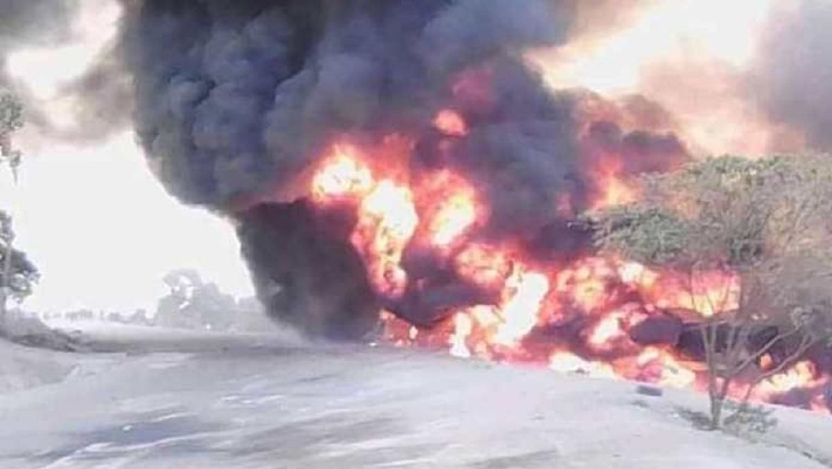 В Уганде взорвался бензовоз: 10 человек погибли В Уганде взорвался бензовоз: 10 человек погибли