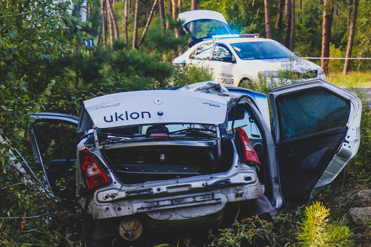 Таксі Uklon потрапило у моторошну ДТП, загинула пасажирка: фото, відео