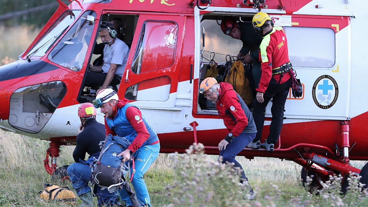 Двоє туристів вже другу добу не можуть вийти з печери у Польщі: відео Двоє туристів вже другу добу не можуть вийти з печери у Польщі: відео
