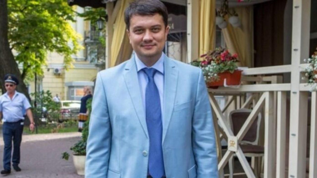 Скільки має заробляти народний депутат України: опитування