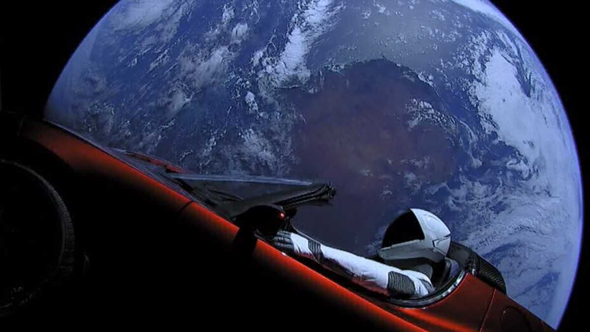 Манекен на Tesla впервые облетел Солнце Манекен на Tesla впервые облетел Солнце