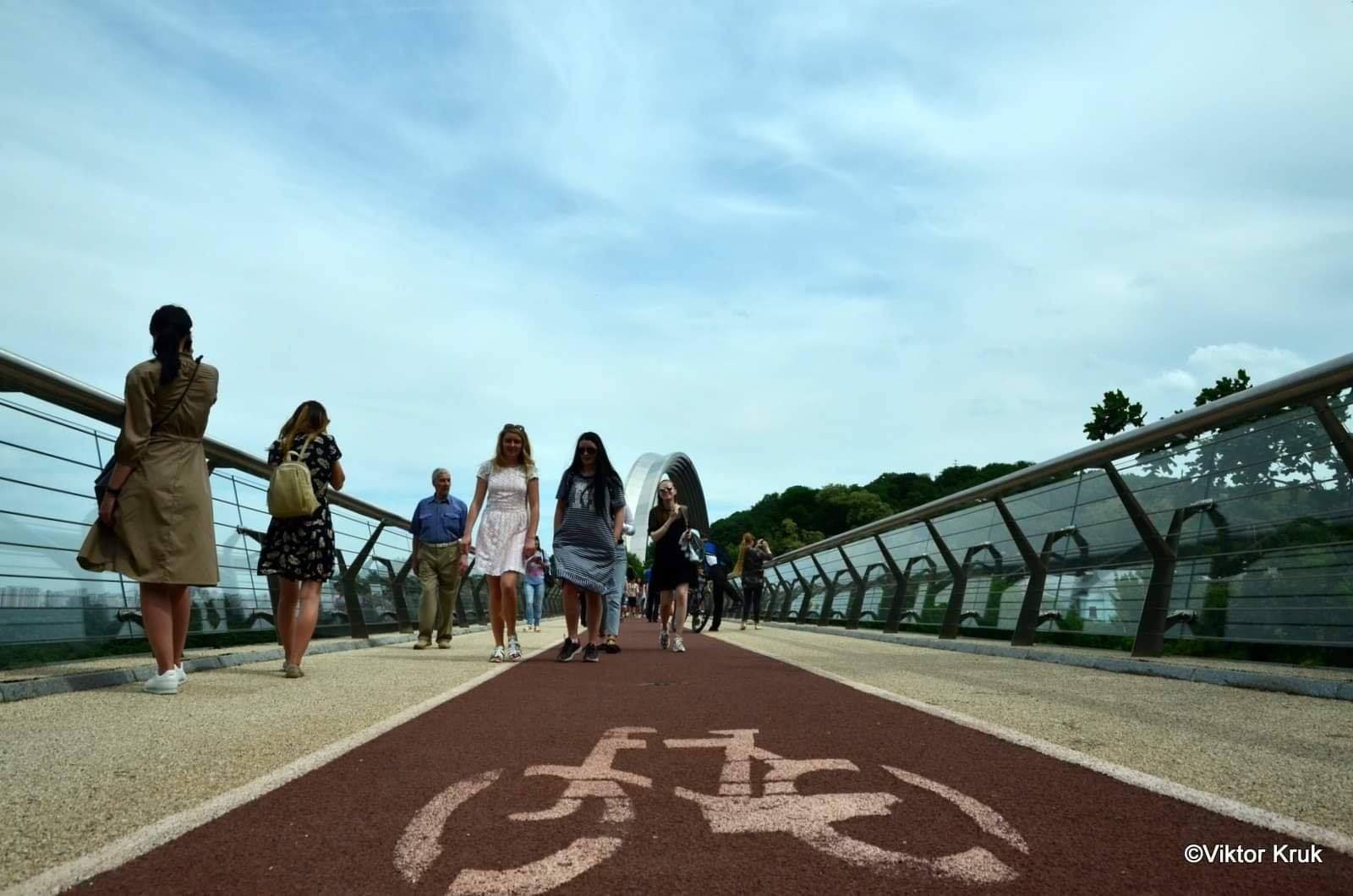 Новая напасть: в "мосту Кличко" завелись мухи – видео Новая напасть: в "мосту Кличко" завелись мухи – видео