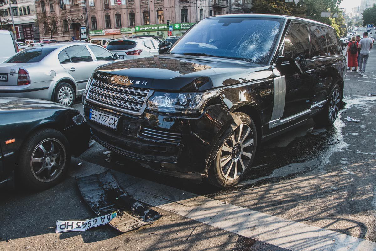 Range Rover і Tesla зіткнулися в Києві, позашляховик влетів у натовп людей: фото 