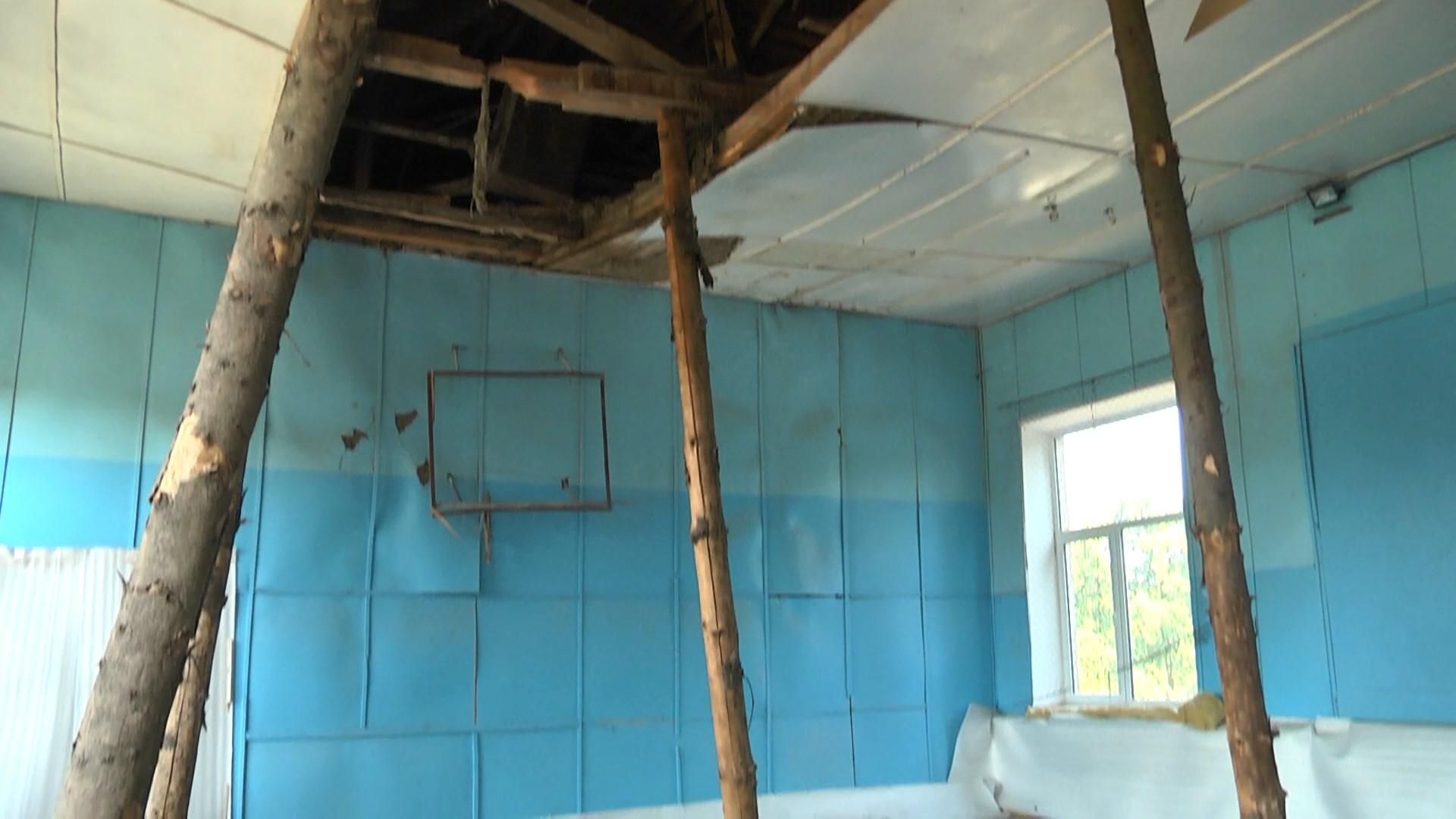 Зруйнована стеля та фізкультура в коридорі: в яких умовах навчаються діти у сільській школі