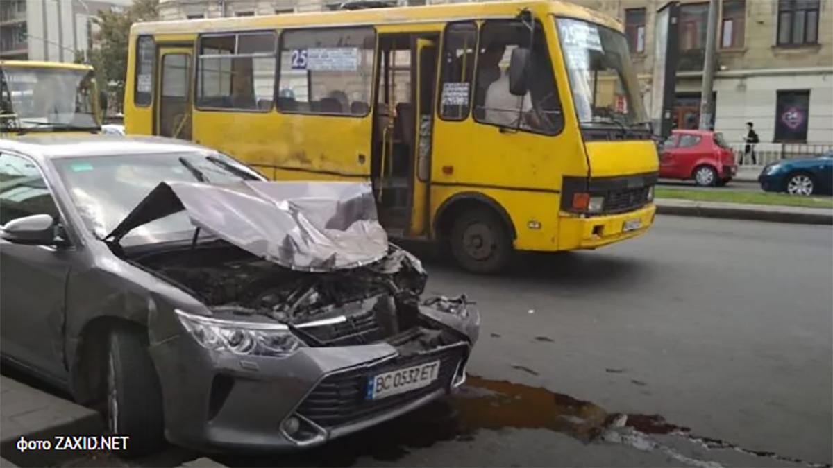 Во Львове автомобиль сбил женщину на пешеходном переходе и въехал в две маршрутки: фото и видео