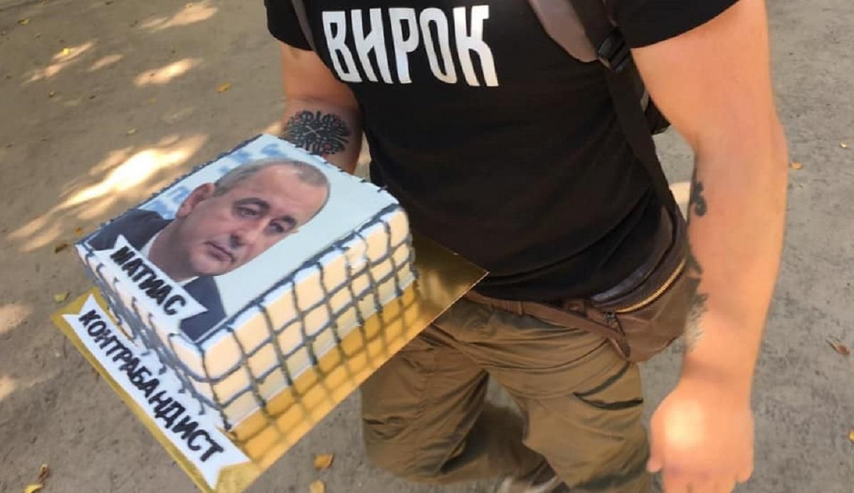 Матіосу подарували торт із написом "контрабандист" Матіосу подарували торт із написом "контрабандист"