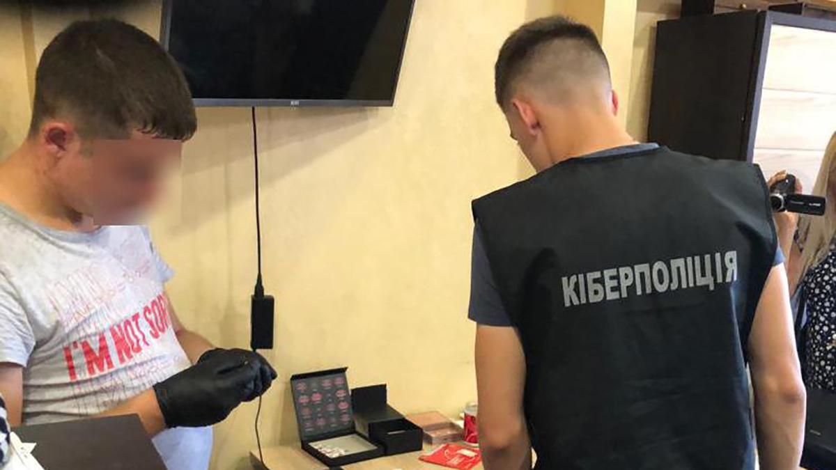 Затримано зловмисників, які викрали із банківських рахунків українців 1,5 мільйона гривень: фото Затримано зловмисників, які викрали із банківських рахунків українців 1,5 мільйона гривень: фото