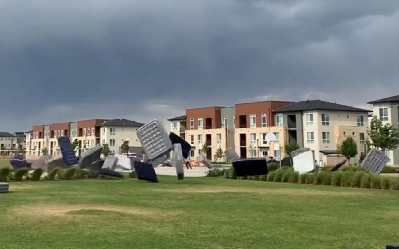 На мешканців Колорадо налетіли десятки матраців: кумедне відео На мешканців Колорадо налетіли десятки матраців: кумедне відео
