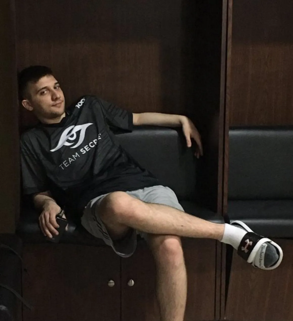 Артур Arteezy Бабаєв