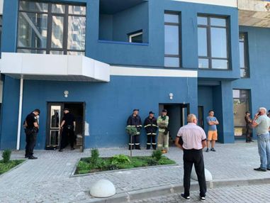 У Львові четверо людей з собакою застрягли в ліфті на 8 годин