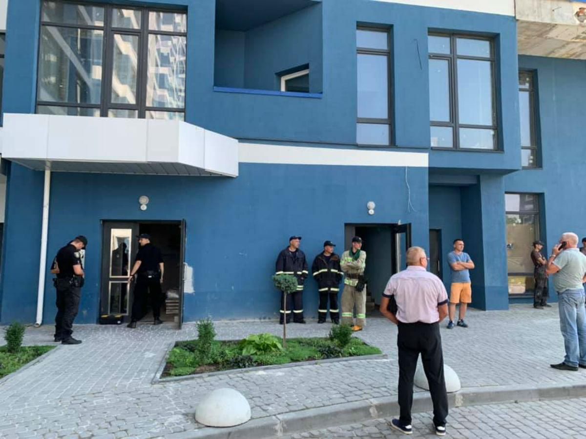 Во Львове четыре человека с собакой застряли в лифте на 8 часов Во Львове четыре человека с собакой застряли в лифте на 8 часов