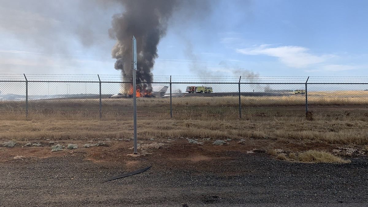 В Калифорнии во время взлета загорелся пассажирский самолет: видео В Калифорнии во время взлета загорелся пассажирский самолет: видео