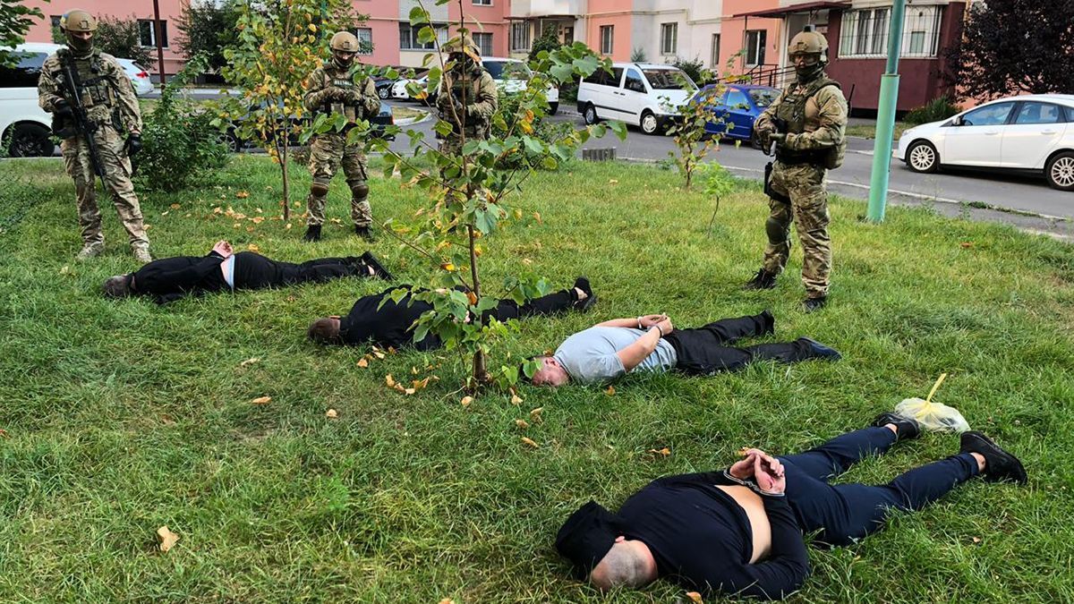 Поліція затримала банду, яка грабувала елітні будинки українців: фото