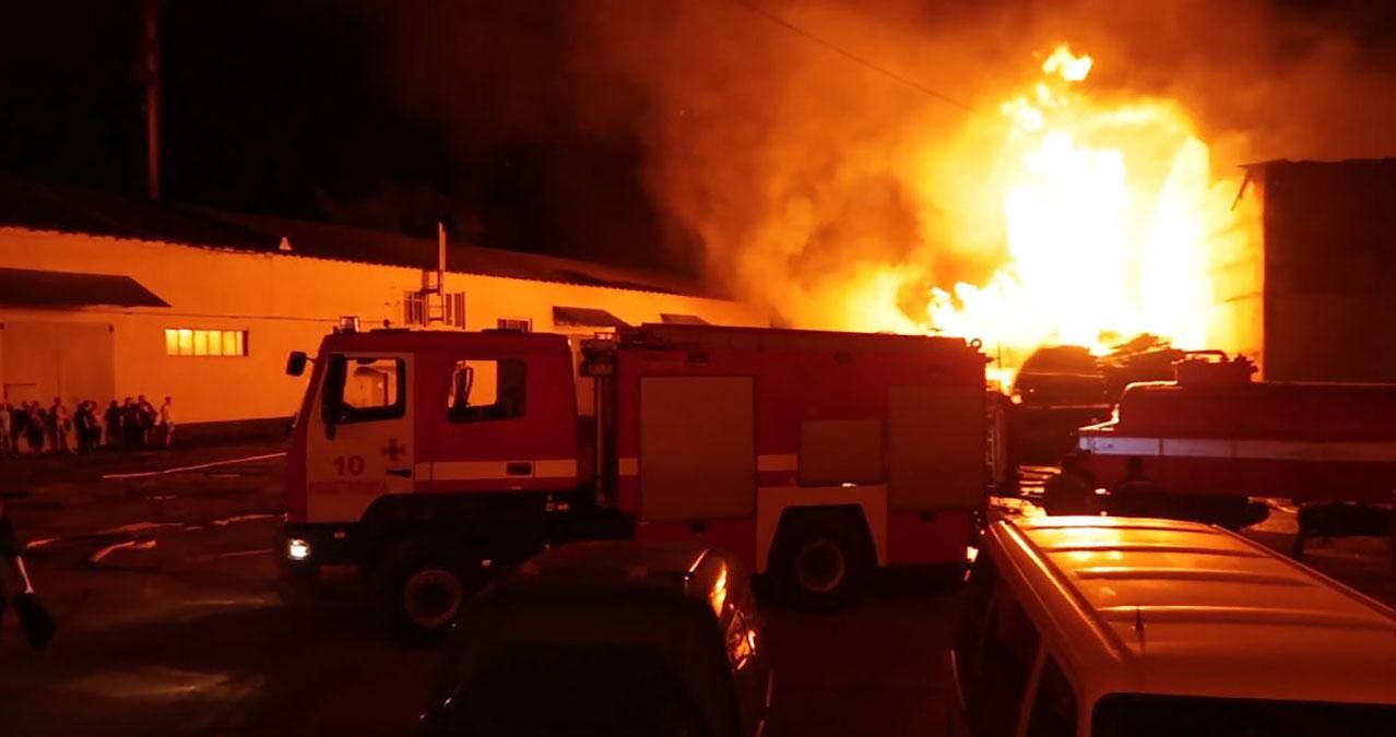 Пожежа на Новій пошті в Полтаві: горить склад – фото, відео
