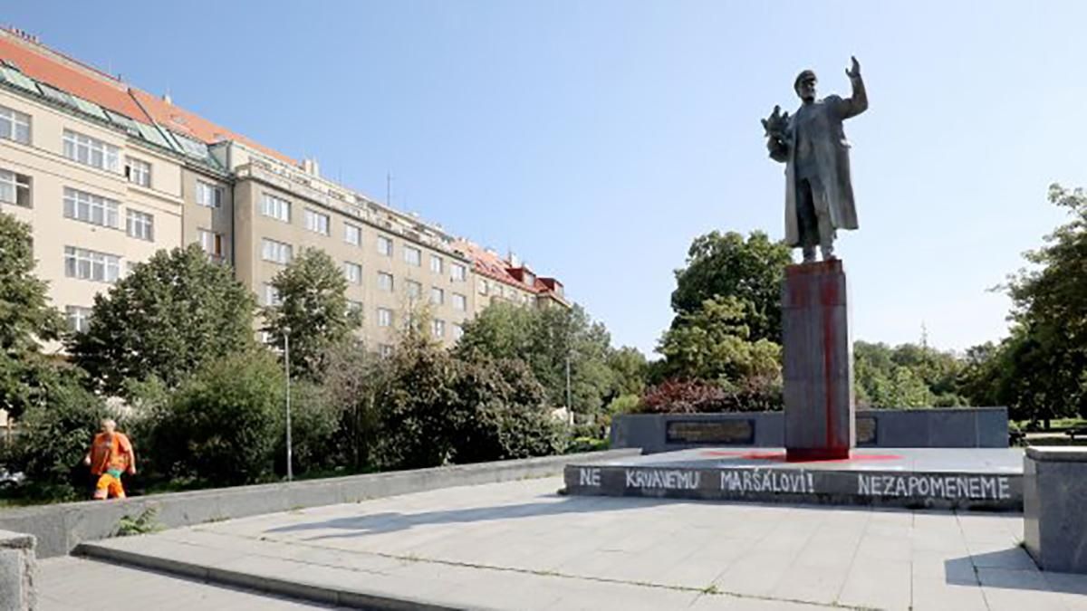В Праге облили краской памятник советскому маршалу: фото