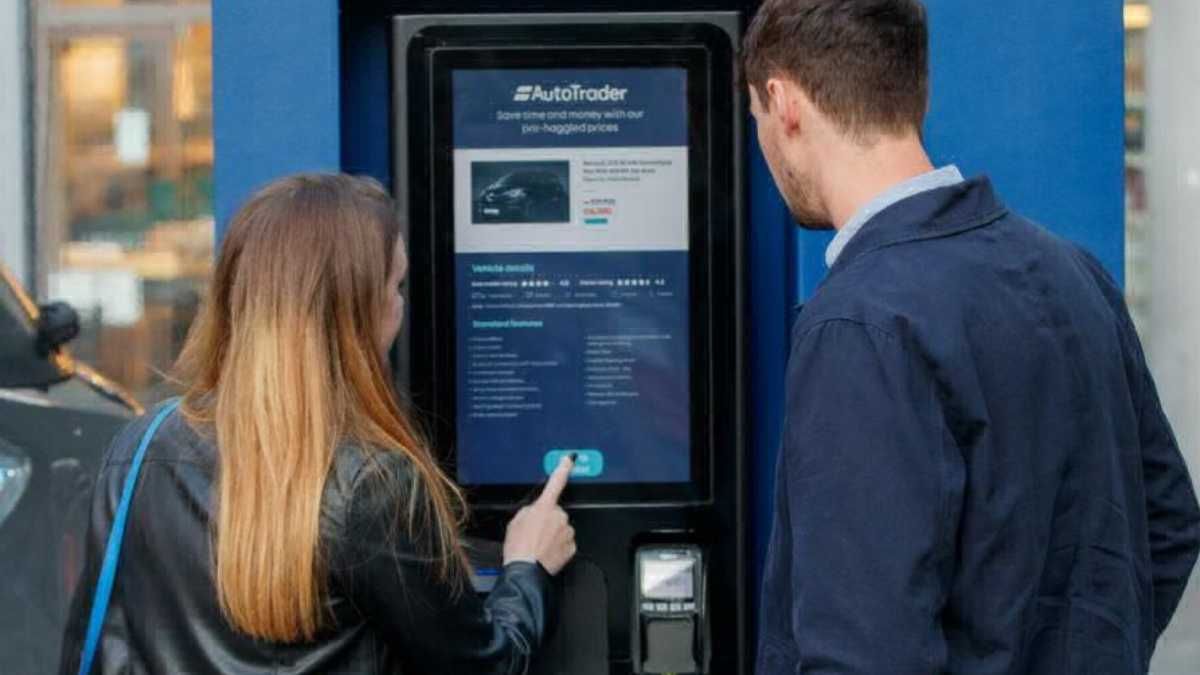 Автомат по продаже машин заработал в Британии: как он выглядит Автомат по продаже машин заработал в Британии: как он выглядит