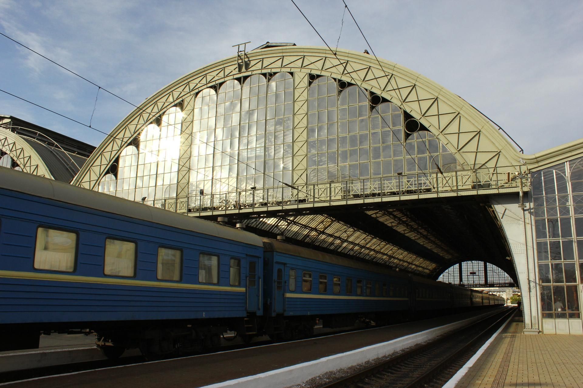 Инновации от Укрзализныци: в поездах установят розетки с USB-портами
