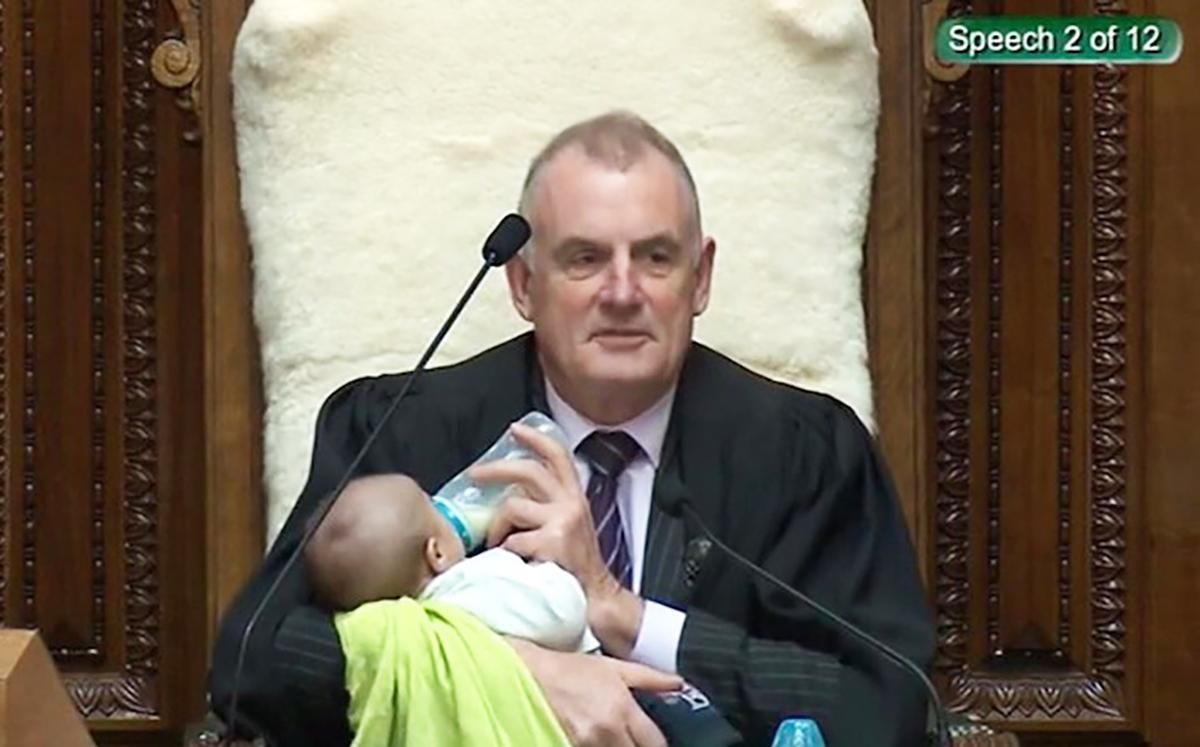 Глава парламенту Нової Зеландії погодував немовля колеги просто на робочому місці: милі фото