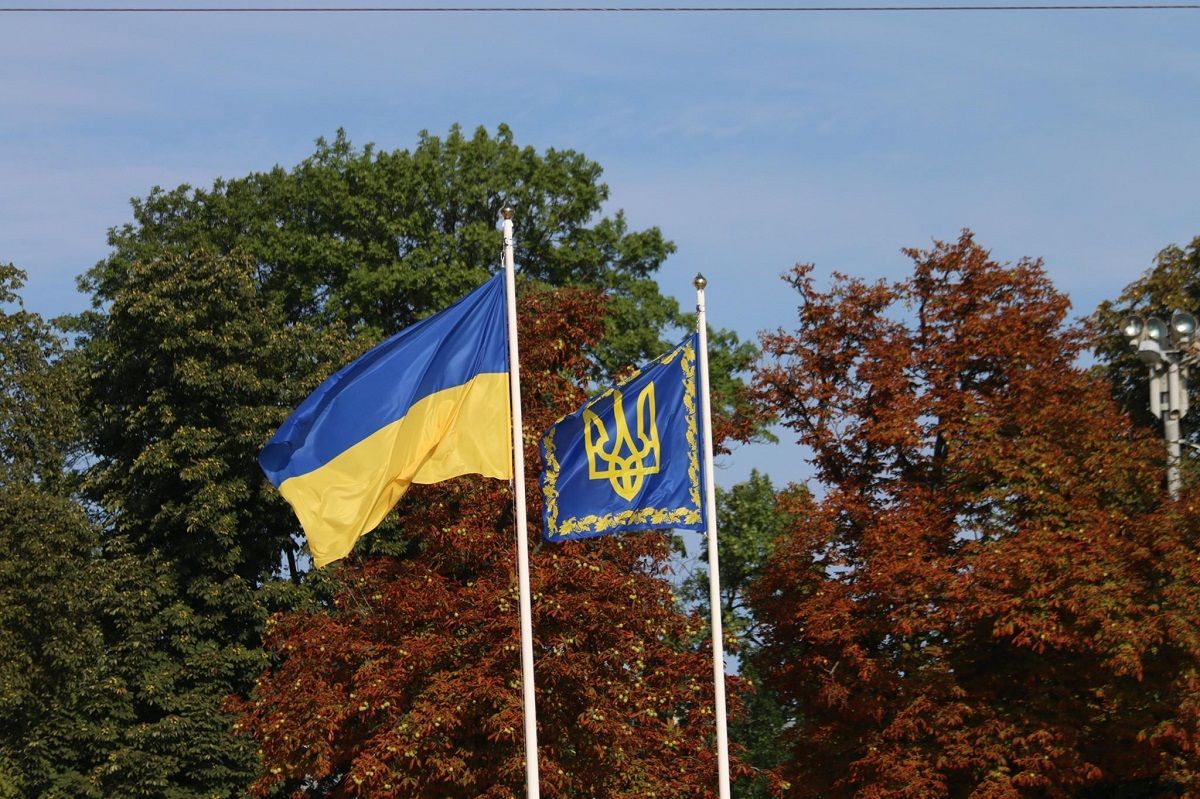 У Києві президент Зеленський урочисто підняв державний прапор: деталі, фото і відео У Києві президент Зеленський урочисто підняв державний прапор: деталі, фото і відео