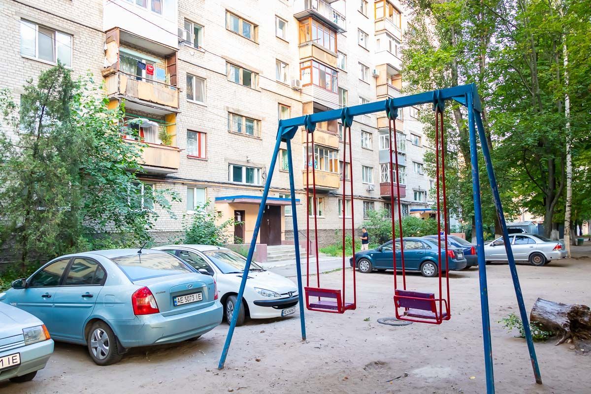 У Дніпрі на дитячому майданчику знайшли труп, облитий зеленкою: відео У Дніпрі на дитячому майданчику знайшли труп, облитий зеленкою: відео