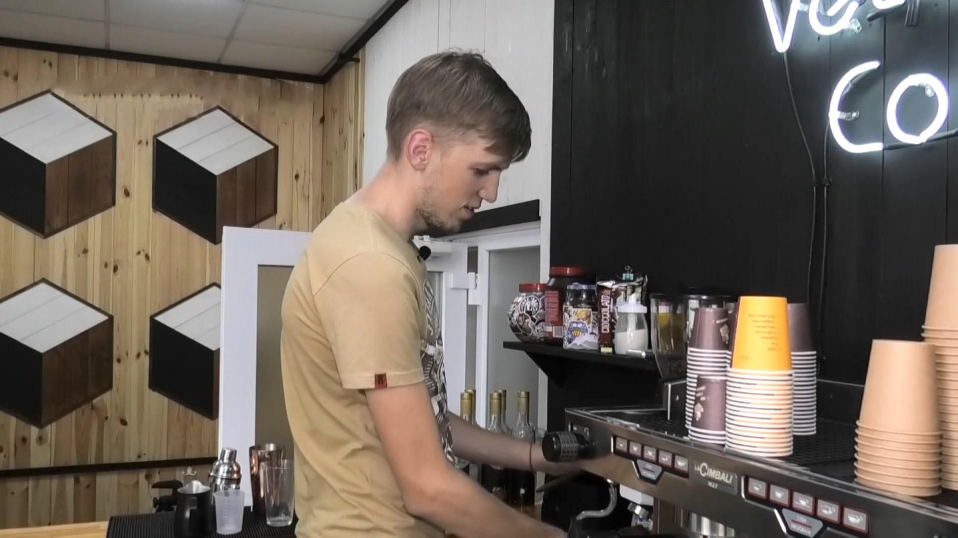 Український захисник, який возить піцу побратимам на передову: фото та відео Український захисник, який возить піцу побратимам на передову: фото та відео