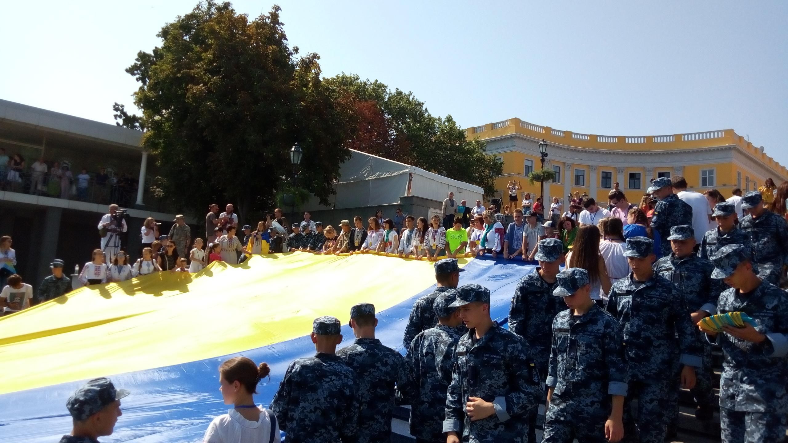 28-метровий прапор України з розмахом розгорнули в Одесі: яскраві фото