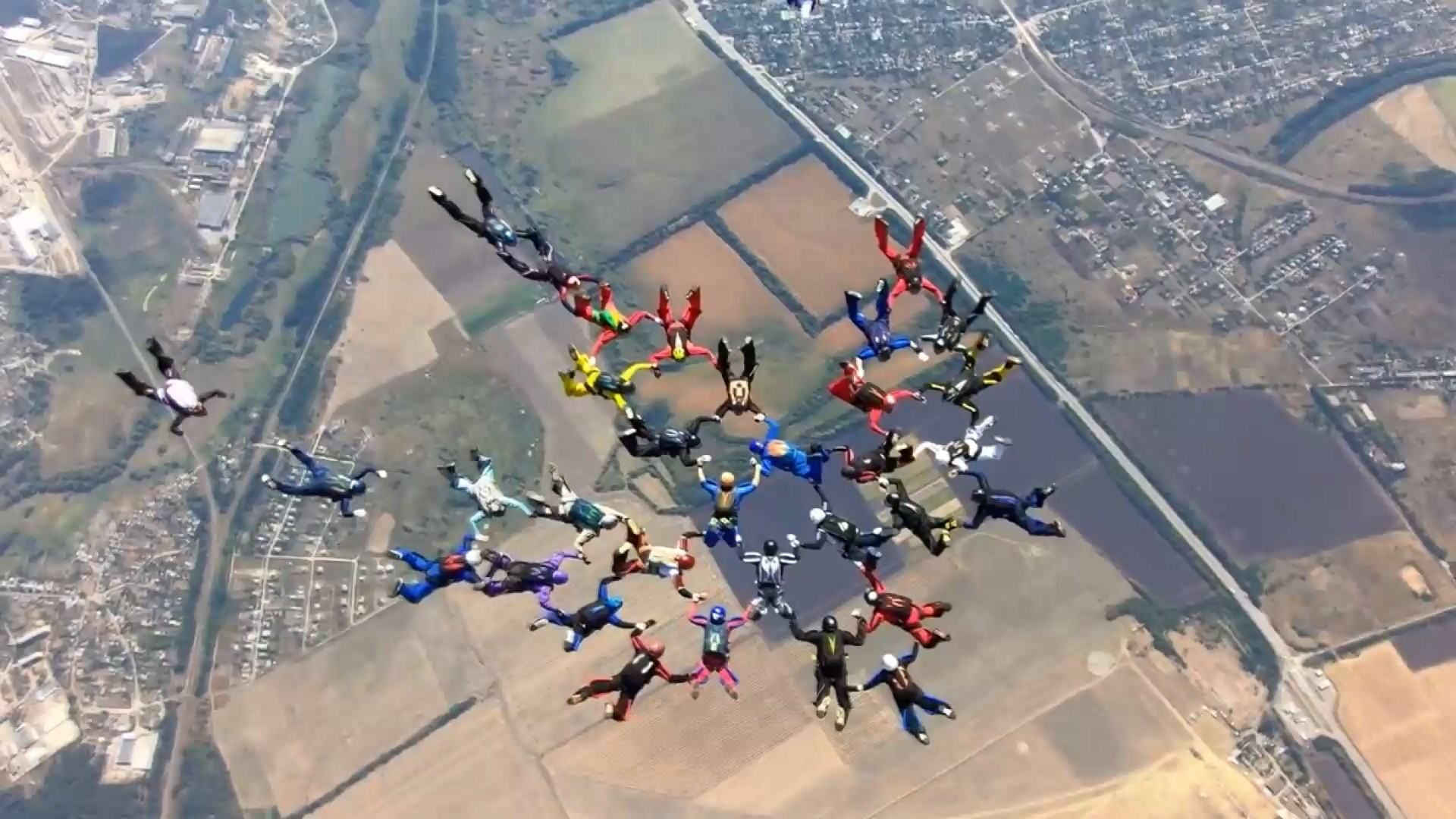 Парашутисти з 12 країн створили у небі фігуру тризуба: видовищне відео Парашутисти з 12 країн створили у небі фігуру тризуба: видовищне відео